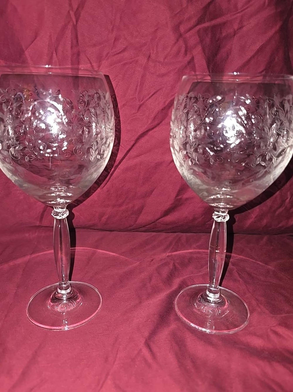 Set of 2 Etched Floral Wine Goblets Clear Glass Twisted Knot Stem 9”